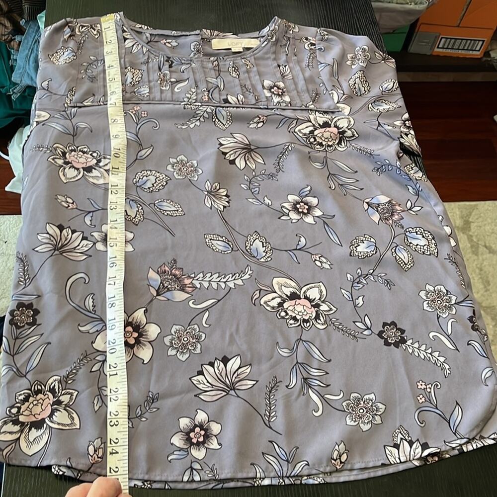 LOFT Lavender and White Floral Blouse - Picture 7 of 8